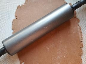 4．取出冷藏好的面团，用擀面杖将其擀成5mm左右厚的饼干胚。