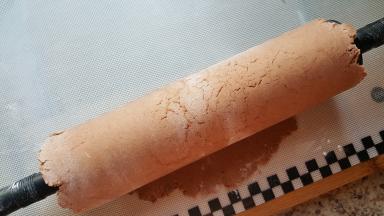 5．卷在擀面杖上辅助移动。