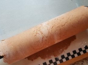 5．卷在擀面杖上辅助移动。