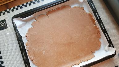 6．将饼干胚放入铺有烘焙纸的烤盘上。