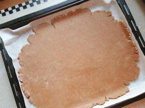 6．将饼干胚放入铺有烘焙纸的烤盘上。