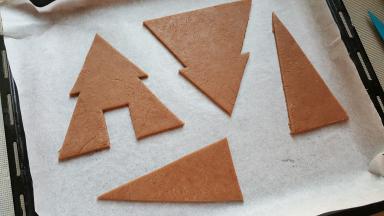 8．全部刻好后，取掉多余的面皮，每一片饼干中间都留有足够的间隙。