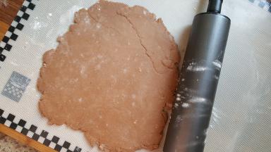 9．多余的饼干皮擀成一个大的面胚，做地面用，样子可以不规则。