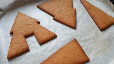 11．烤好的饼干室温晾凉备用。