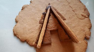 13．在正面背后粘二个房屋侧壁。