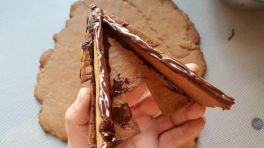 14．在房屋侧壁上涂融化后的巧克力，粘上后面的屋墙。