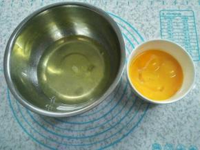 把鸡蛋分离，盆要干净无杂质