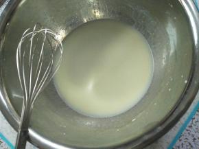 取另外一个大盆，倒入牛奶与色拉油，用手打蛋器搅拌均匀，乳化