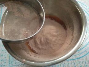 筛乎低粉与可可粉，用刮刀拌均匀无干粉状