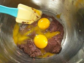 u分两次加入蛋黄，加入第一次蛋黄拌均匀融合，再加入第二次，同样要拌均匀