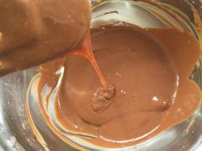 拌好的面糊粘稠，轻盈，提起刮刀面糊连续飘落不断……150度开始预热烤箱