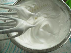 蛋白中加入几滴柠檬汁或白醋，分三次加入白糖，打发到硬性发泡，就是提起打蛋头出现直钩的状态