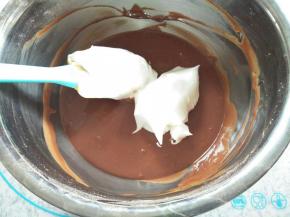 取三分之一蛋白糊到可可面糊中，以翻拌手法或切拌手法拌均匀