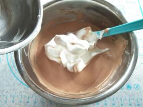 倒入最后剩下的面糊，以同样手法拌均匀