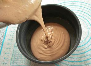 把拌好的面糊从20厘米高处缓缓倒入模具中