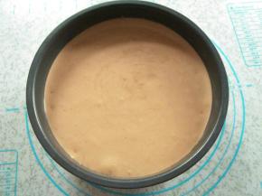 把蛋糕模轻震几下去气泡，放进预热好的烤箱中层，转125度烤45分钟，再转140度烤25分钟