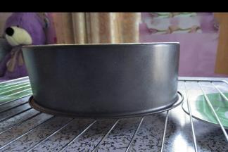 出炉先震两下，马上倒扣在凉架上晾凉