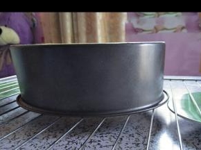 出炉先震两下，马上倒扣在凉架上晾凉