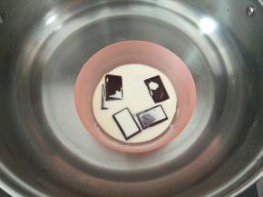 d巧克力和奶油放到小碗中，隔水融化，温度不可过高