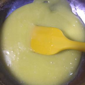 融化之后，关火。加入小苏打，这个时候液体有轻微白色变化