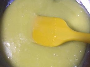 融化之后，关火。加入小苏打，这个时候液体有轻微白色变化