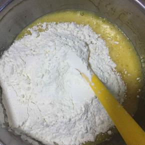 加入面粉，搅拌均匀