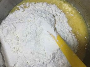 加入面粉，搅拌均匀