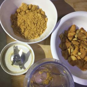 边角料用料理机打碎，没有料理机就装塑料袋中用擀面杖擀碎也行