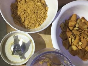 边角料用料理机打碎，没有料理机就装塑料袋中用擀面杖擀碎也行