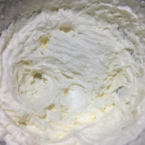 淡奶油从冰箱里拿出来，放入砂糖，打发备用