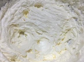 淡奶油从冰箱里拿出来，放入砂糖，打发备用