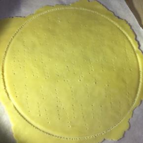 用叉子或者牙签，在面饼上扎上孔，防止面饼烤的时候鼓起来