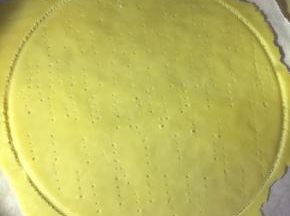 用叉子或者牙签，在面饼上扎上孔，防止面饼烤的时候鼓起来