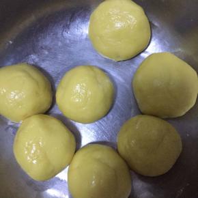 分成八份，每份大约93克左右。我这里拿出去一个擀皮去了，实际是八个的。盖保鲜膜，上面蒙一块湿布。
室温醒5-10分钟