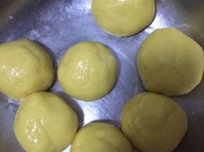 分成八份，每份大约93克左右。我这里拿出去一个擀皮去了，实际是八个的。盖保鲜膜，上面蒙一块湿布。
室温醒5-10分钟