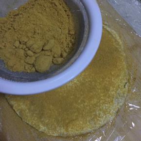 抹好淡奶油，筛一层刚刚打碎的边角料粉末