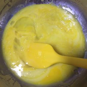 稍微晾凉，加入两个鸡蛋，搅拌均匀