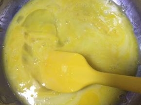 稍微晾凉，加入两个鸡蛋，搅拌均匀