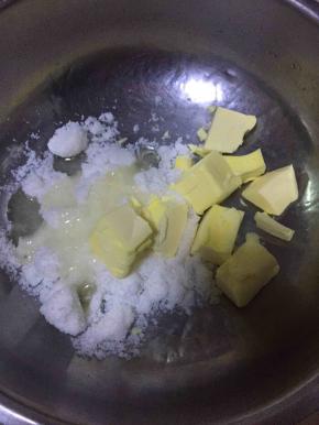 黄油，绵白糖，蜂蜜，统一放到无水无油的盆中，隔水小火加热，使黄油和糖充分融化，不要着急，慢慢融化，一定要把白糖全部融化。不用大火，大火白糖不易融化