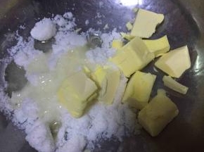 黄油，绵白糖，蜂蜜，统一放到无水无油的盆中，隔水小火加热，使黄油和糖充分融化，不要着急，慢慢融化，一定要把白糖全部融化。不用大火，大火白糖不易融化