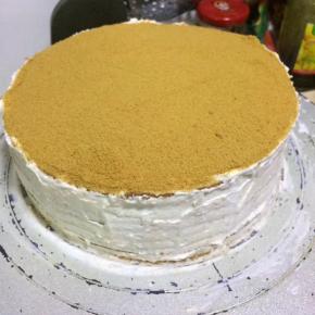 这样一层一层落起来，最后侧面也要抹上奶油，慢慢来，别着急