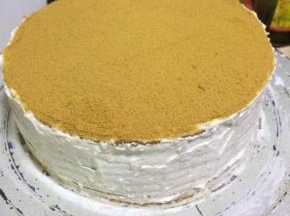 这样一层一层落起来，最后侧面也要抹上奶油，慢慢来，别着急