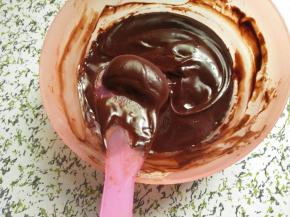 边煮边搅拌，看到巧克力变软，拿出来利用余温继续搅拌，拌好的甘那许是有光泽饱满状的