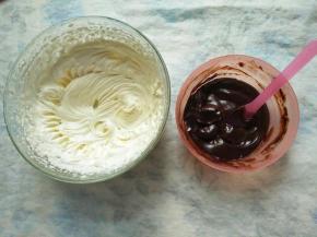 淡奶油加入白糖打发到裱花状态