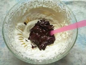 把巧克力甘那许倒入打发好的奶油中，继续拌均匀