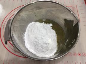 蛋白，糖粉，柠檬汁加入一起