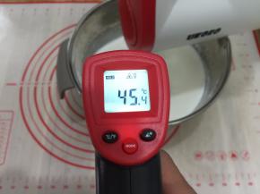 移出热水来继续打发可以看到这个时候的温度全程高速打发