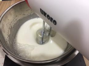 隔热水打至蛋白的温度在50度左右即可离开热水