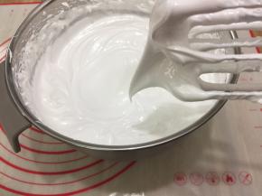 打发至硬性发泡，拉起打蛋头有立挺的小三角