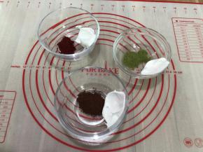 把粉类都装在料理碗中，加入少许的蛋白霜
剩余的蛋白霜分成3份来混合